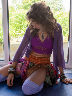 Hippy babe Cora does some bodypaint nude